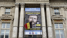 Už Olivier Vandecasteele i&scaron;slaivinimą pasisakantys plakatai Belgijoje