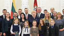 Dalia Grybauskaitė apdovanojo de&scaron;imtojo Konstitucijos egzamino nugalėtojus