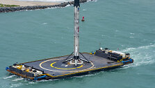 Saugiai susigrąžinta &bdquo;SpaceX&ldquo; raketos, i&scaron;kėlusios žmones į kosmosą, pakopa