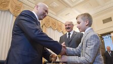 Baltarusijos prezidentas Aliaksandras Luka&scaron;enka su sūnumi Nikolajumi ir O.Turčynovu