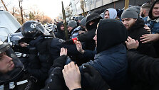 Kijeve per protestuotojų susirėmimus su policija nukentėjo du teisėsaugininkai