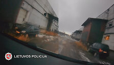 Nuotraukose pavaizduotas automobilis, kurio vairuotojas įtariamas sausio 27-ąją &Scaron;ilutės plente partrenkęs moterį ir pabėgęs.