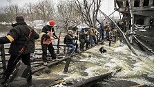 Ukrainiečių perduodami ginklai, rusijos pajėgoms susprogdinus tiltą