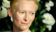 Aktorė Tilda Swinton renginyje Niujorko modernaus meno muziejuje 2013 m.