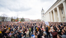 Vilniaus Katedros aik&scaron;tėje surengta protesto akcija &bdquo;&Scaron;alin rankas nuo laisvo žodžio&ldquo;