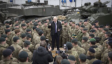 Borisas Johnsonas lanko britų karius Estijoje