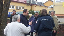 Rinkimai Lazdijų rajone: masiniai pavėžėjimai, plakatų plė&scaron;ymas, neblaivūs balsuotojai