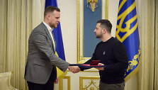 Volodymyras Zelenskis įteikia apdovanojimą Gabrieliui Landsbergiui
