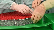 Laboratorijos technikai klinikiniam tyrimui ruo&scaron;ia &bdquo;AstraZeneca&ldquo; vakcinos dozes