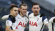 Garethas Bale'as su komandos draugais &scaron;venčia įvartį prie&scaron; &bdquo;Burnley&ldquo;