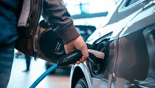 Įkraunamas elektromobilis (Shutterstock nuotr.)
