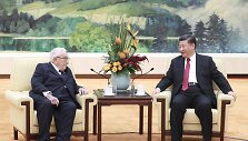 Buvęs JAV valstybės sekretorius Henry Kissingeris ir Kinijos lyderis Xi Jinpingas 2018-aisiais