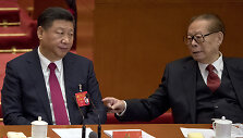 Buvęs Kinijos lyderis Jiang Zeminas ir dabartinis Komunistų partijos lyderis Xi Jinpingas