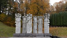 Antakalnio kapinėse uždengiami paminklai sovietų kariams