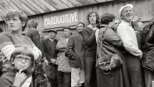 Eilė prie parduotuvės Auk&scaron;tadvaryje. Trakų r., 1986 m.