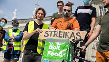 &bdquo;Bolt Food&ldquo; kurjerių piketas dėl viena&scaron;ali&scaron;kai sumažintų tarifų