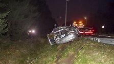Vilniaus pakra&scaron;tyje, Liepkalnio gatvėje apvirto automobilis &bdquo;Rover&ldquo;.