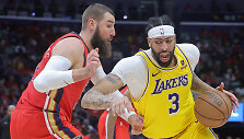 Jonas Valančiūnas prie&scaron; Anthony Davisą