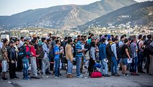 Migrantai laipinami į keltą, juos nuplukdysiantį į Atėnus.