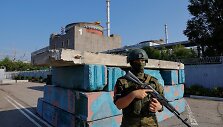 Rusijos kareivis prie Zaporižios atominės elektrinės / ALEXANDER ERMOCHENKO / REUTERS