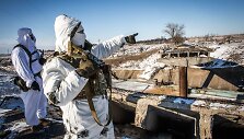 Ukrainos jūrų pėstininkų patrulis  &scaron;alia susprogdinto tilto griuvėsių