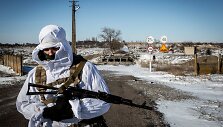 Ukrainos jūrų pėstininkų patrulis eina pro susprogdintą tiltą ties Pavlopilio gyvenviete