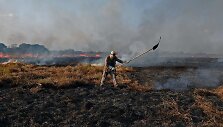 Nevyriausybinės organizacijos gamtosaugininkas gesina gaisrą Pantanalio regione.