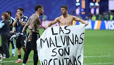 Argentinos futbolininkai i&scaron;kėlė plakatą &bdquo;Malvinai priklauso Argentinai&ldquo;