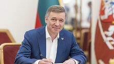Ramūnas Karbauskis pasira&scaron;ė valdančiųjų parengtą susitarimą &bdquo;Dėl Lietuvos nacionalinio saugumo artimiausio laikotarpio sustiprinimo&ldquo;