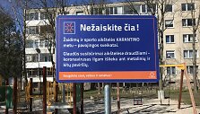 Lentos su įspėjimais vaikų žaidimų aik&scaron;telėse
