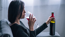 Alkoholį gerianti moteris
