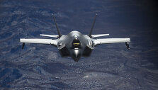 Lėktuvas F-35 ruo&scaron;iasi kuro papildymo ore procedūrai