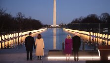Dougas Emhoffas, Kamala Harris, Jill Biden, Joe Bidenas pagerbė koronaviruso aukas prie Linkolno memorialo Va&scaron;ingtone