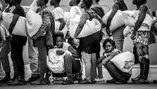 Augusta uoste (Sicilija) i&scaron; laivo i&scaron;laipinami Viduržemio jūroje i&scaron;gelbėti migrantai