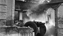 Kovos Melitopolio gatvėse. Raudonarmiečiai &scaron;audo i&scaron; 76 mm kalibro pabūklo.