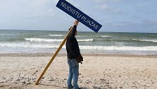 Pajūrio regioninio parko darbuotojams teko i&scaron; smėlio kasti nelegaliai pastatytą ženklą.
