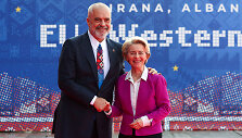 Albanijos ministras pirmininkas Edis Rama sveikina į susitikimą atvykusią Europos komisijos pirmininkę Ursula von der Leyen 
