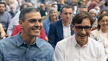 Sanchez lydi Salvador Illa PSC kampanijos uždaryme Barselonoje.