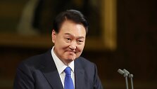 Yoon Suk-yeolas / HANNAH MCKAY / REUTERS