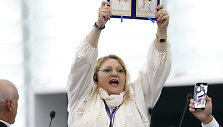 Rumunijos kra&scaron;tutinių de&scaron;iniųjų partijos &bdquo;S.O.S. Romania&ldquo; vadovė Diana Sosoaca