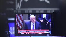 D. Trumpas akcijų rinkų fone / DANIEL ROLAND / AFP