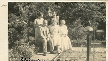 Sleževičių &scaron;eima ir Petras Cvirka (antros eilės viduryje) gėlyne prie namo. Fotografavo Pranci&scaron;kus &Scaron;ivickis 1934 m. 