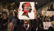Lenkijoje tęsiasi protestai prie&scaron; beveik visi&scaron;ką abortų draudimą