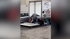 &Scaron;irdis tirpdo sunkvežimio vairuotojo poelgis &ndash; moteriai padėjo pasiekti automobilį