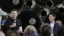 &bdquo;SpaceX&ldquo; vadovas Elonas Muskas ir pirmasis apie Mėnulį skrisiantis turistas Yusaku Maezawa