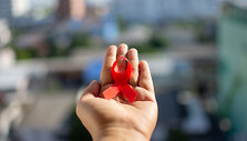 Raudonas kaspinas &ndash; tarptautinis paramos, prevencijos ir solidarumo su užsikrėtusiais ŽIV ir sergančiais AIDS simbolis