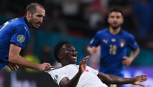 Giorgio Chiellini pražanga prie Bukayo Saka