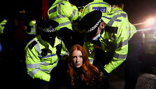 Londono policija sulaiko moterį Sarah Everard gedėjime