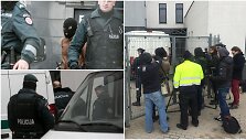Įtariamieji teisme ir pakeliui į jį buvo uoliai saugomi nuo visuomenės akių