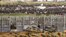 Palestiniečių minios prie Izraelio sienos